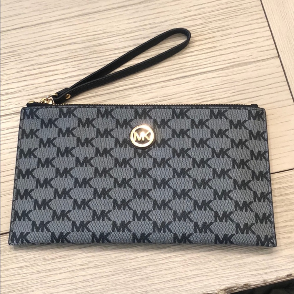 New Michael Kors Wristlet🌟